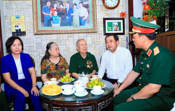 Bí thư Thành ủy Hà Nội Trần Đức Thắng thăm hỏi sức khỏe thương binh Vũ Đình Hồi. Ảnh: Quang Thái