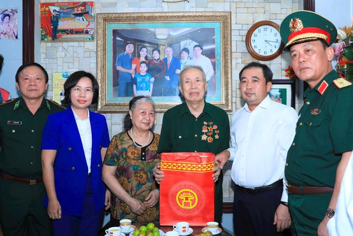 Bí thư Thành ủy Hà Nội Trần Đức Thắng tặng quà thương binh Vũ Đình Hồi. Ảnh: Quang Thái