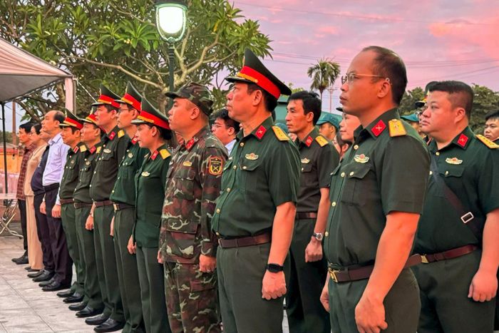 Nghiêm trang thực hiện nghi thức tưởng niệm, tri ân Anh hùng liệt sĩ trước Tượng đài Tổ quốc ghi công ở Nghĩa trang liệt sĩ Yên Viên, xã Phù Đổng, Hà Nội. Ảnh: Mai Hoa