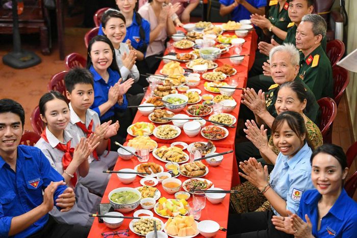 "Bữa cơm tri ân" do tuổi trẻ Thanh Trì tổ chức tại gia đình Đại tá Vũ Văn Chiến, nguyên Trưởng ban Chính sách, Binh chủng Đặc công. Ảnh: ĐX