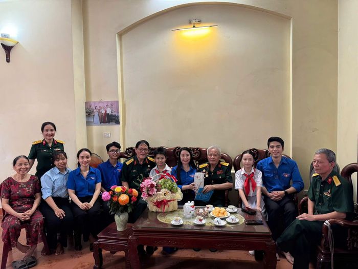 Tuổi trẻ xã Thanh Trì trao tặng quà đến Đại tá Vũ Văn Chiến. Ảnh: ĐX