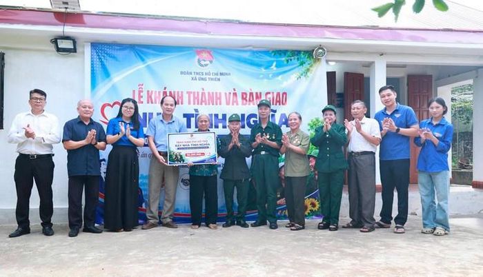Đoàn Thanh niên xã Ứng Thiên tổ chức bàn giao công trình sửa chữa nhà ở cho bà Nguyễn Thị Thục, cựu thanh niên xung phong có hoàn cảnh khó khăn tại thôn Lưu Khê. Ảnh: LH