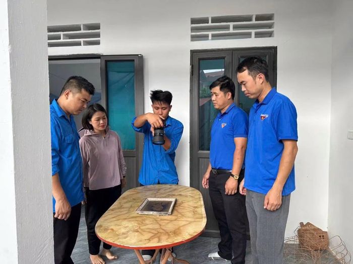 Tuổi trẻ xã Phượng Dực thực hiện phần việc thanh niên "Phục dựng ảnh liệt sĩ". Ảnh: ĐX