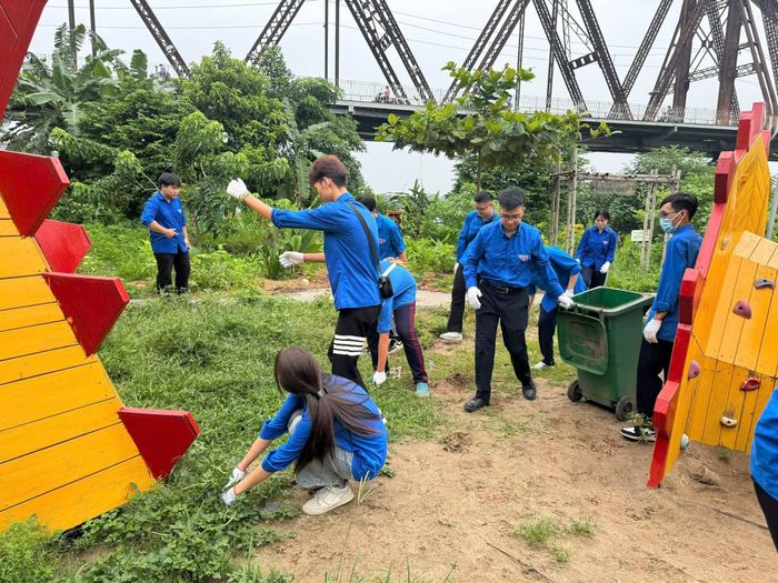 Tuổi trẻ phường Hồng Hà dọn đẹp vệ sinh môi trường tại Công viên rừng Phúc Tân. Ảnh: PV