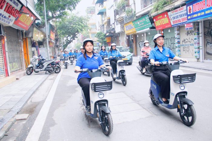 Tuổi trẻ phường Hoàn Kiếm diễu hành bằng xe đạp điện nhằm lan tỏa thông điệp về giao thông xanh. Ảnh: H.K
