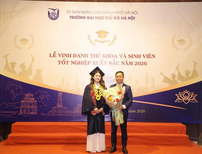 Em Trần Minh Ngọc, thủ khoa toàn khóa tri ân Phó Giáo sư, Tiến sĩ Đỗ Hồng Cường, Hiệu trưởng Trường Đại học Thủ đô Hà Nội. Ảnh: NTCC