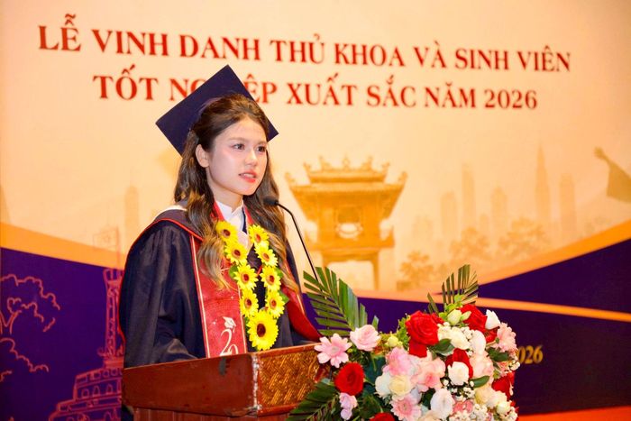 Em Trần Minh Ngọc, thủ khoa toàn khóa niên khóa 2022-2026, Trường Đại học Thủ đô Hà Nội phát biểu tại lễ vinh danh. Ảnh: NVCC