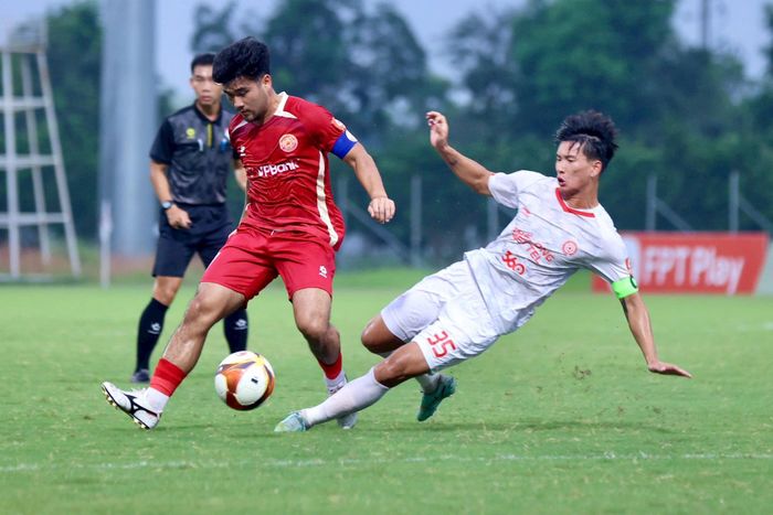 U17 Thể Công Viettel thắng 1-0 trước U17 PVF-CAND (áo đỏ) để giành vé vào tứ kết. Ảnh: VFF