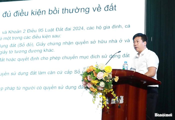 Lãnh đạo Ban Quản lý dự án đầu tư - hạ tầng phường Bạch Mai công bố quy định của nhà nước về chính sách bồi thường, hỗ trợ, tái định cư. Ảnh: PV