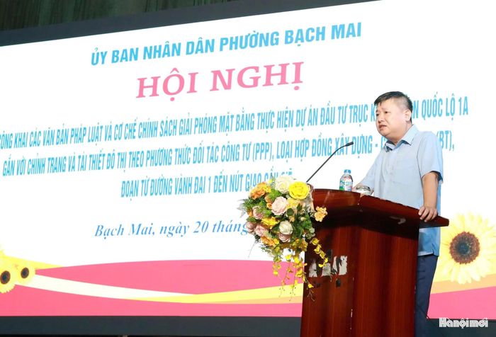 Lãnh đạo Phòng Kinh tế, Hạ tầng và Đô thị phường Bạch Mai công bố các văn bản pháp lý của dự án. Ảnh: PV