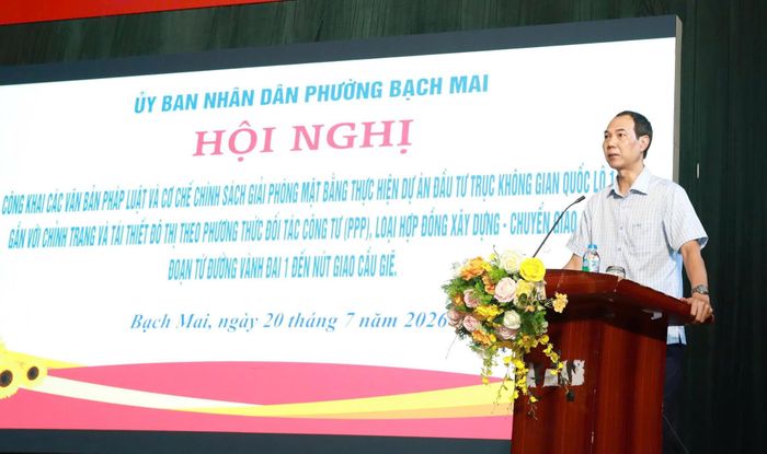 Phó Chủ tịch UBND phường Bạch Mai Nguyễn Hoành Dũng phát biểu. Ảnh: PV