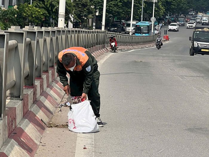 Trên mỗi cây cầu đểu có một xí nghiệp quản lý. Ảnh: Ngân Hạ