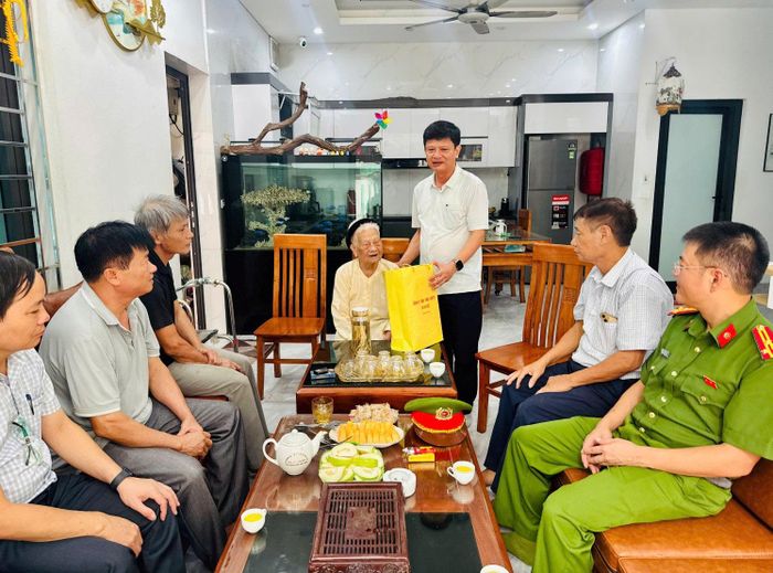 Phó Bí thư Đảng ủy, Chủ tịch UBND xã Hoài Đức Nguyễn Huy Hoàng thăm, tặng quà người có công trên địa bàn xã. Ảnh: ĐH