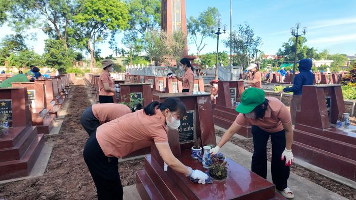 Xã Dương Hòa tổ chức dọn dẹp vệ sinh tại nghĩa trang liệt sĩ trên địa bàn. Ảnh: PN