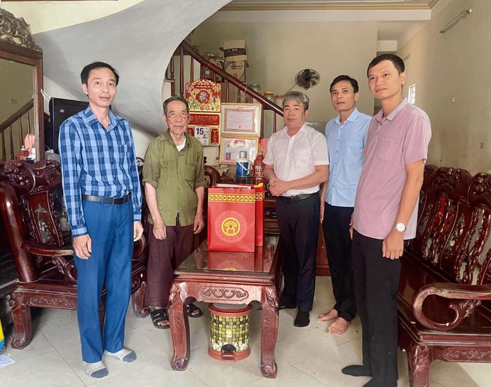 Phó Bí thư Đảng ủy, Chủ tịch UBND xã Ô Diên Đỗ Chí Hưng cùng các thành viên trong tổ công tác đến thăm, tặng quà các gia đình người có công với cách mạng trên địa bàn xã. Ảnh: KH