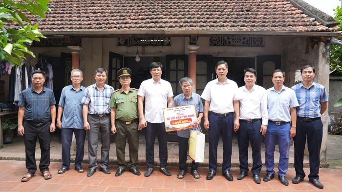 Bí thư Đảng ủy, Chủ tịch HĐND xã Dương Hòa Phùng Bá Nhân dẫn đầu đoàn công tác thăm, tặng quà người có công tiêu biểu trên địa bàn xã. Ảnh: PN
