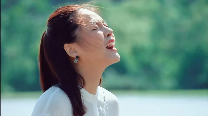 Thu Quỳnh được xem là một trong những diễn viên có khả năng diễn xuất tốt, biến hóa đa dạng trong từng vai diễn. Trong lĩnh vực sân khấu, Thu Quỳnh cũng gặt hái được nhiều thành công và giải thưởng, Huy chương vàng, Huy chương bạc tại các Liên hoan, Hội diễn Sân khấu.