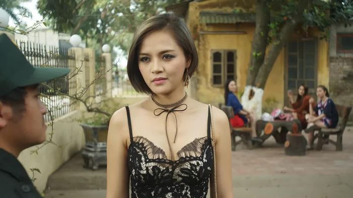 Thu Quỳnh bắt đầu sự nghiệp diễn xuất khi tham gia một số bộ phim truyền hình như: "Nhà có nhiều cửa sổ", "13 nữ tù" khi còn là sinh viên. Nhưng phải đến khi tham gia "Quỳnh búp bê", tên tuổi của nữ diễn viên mới được khán giả đón nhận nồng nhiệt.