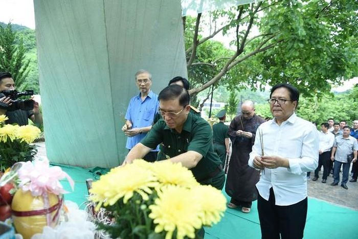 Đoàn công tác dâng hương tại Đài tưởng niệm.