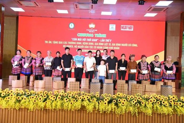 Những phần quà ý nghĩa đã được trao đến các gia đình người có công, gia đình thương binh liệt sĩ nhân kỉ niệm 49 năm Ngày Thương binh liệt sĩ 27/7
