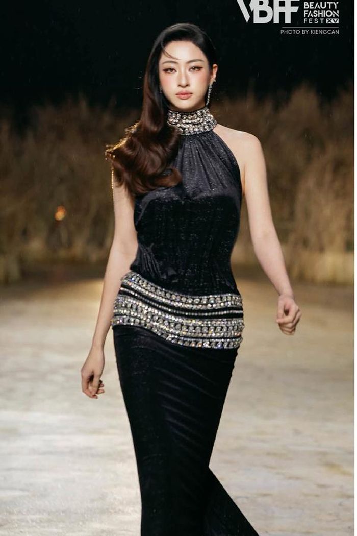 Lương Thùy Linh vốn được đánh giá là một trong những hoa hậu sở hữu lợi thế nổi bật về hình thể với chiều cao 1,78 m, đôi chân dài và tỷ lệ cơ thể cân đối. Trong lần xuất hiện này, cô tiếp tục phát huy thế mạnh bằng những bước catwalk chắc chắn, nhịp nhàng cùng thần thái tự tin.