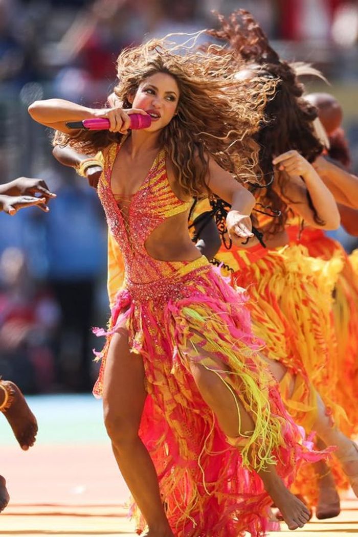 Shakira xuất hiện cùng ca khúc "Dai Dai", bài hát chính thức của World Cup 2026 được cô hợp tác thực hiện với ngôi sao Afrobeats người Nigeria Burna Boy. Tiết mục của nữ ca sĩ gốc Colombia nhận được sự hưởng ứng từ khán giả trên toàn thế giới.