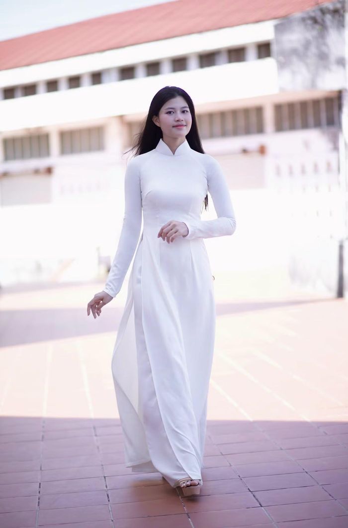 Hồ Hạ Bảo Thương là sinh viên năm ba chuyên ngành Dược tại Cao đẳng Y tế Huế.