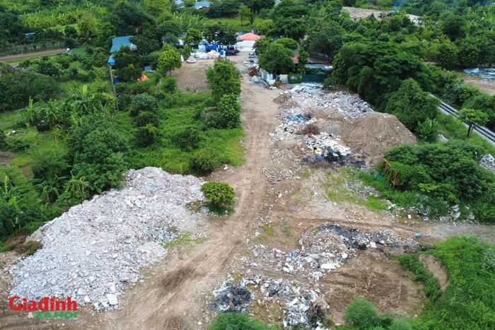 Nhiều ý kiến cho rằng, nếu không được kiểm tra, ngăn chặn kịp thời, việc san lấp, tập kết tự phát có thể làm biến dạng hiện trạng khu vực, ảnh hưởng đến khả năng tiêu thoát nước và công tác quản lý đất đai tại địa phương.