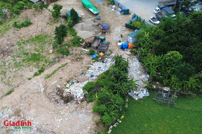 Rác thải được đổ thẳng xuống các khu vực ao đấu, hồ đấu kế bên làm thay đổi hoàn toàn địa hình, thu hẹp đáng kể diện tích mặt nước.