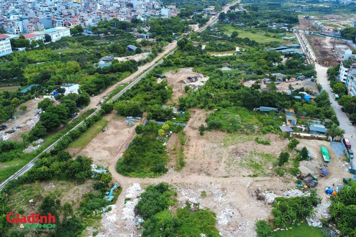 Những ngày giữa tháng 7/2026, theo ghi nhận của PV chuyên trang Gia đình và Xã hội (Báo Sức khỏe và Đời sống), tại khu vực cuối ngõ 139 Phú Diễn, tiếp giáp hành lang đường sắt, nhiều khu vực vốn là đất nông nghiệp, đất công ích đang ngang nhiên bị 'xẻ thịt', biến thành các bãi tập kết phế liệu, vật liệu xây dựng trái phép.
