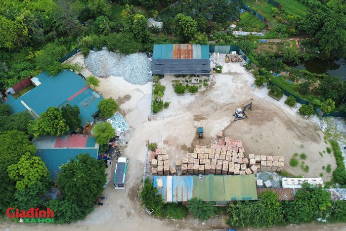 Không những vậy, việc để các khu đất công ích, đất nông nghiệp bị "xẻ thịt", ao hồ bị bức tử và hệ thống nhà xưởng trái phép mọc lên sừng sững không chỉ làm thất thoát tài nguyên, phá vỡ quy hoạch đô thị mà còn làm ô nhiễm môi trường, ảnh hưởng tiêu cực đến sức khỏe và đời sống người dân.