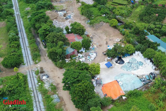 Trên nền đất xuất hiện các dãy nhà tôn, lán tạm phục vụ hoạt động tập kết vật liệu và phế liệu.