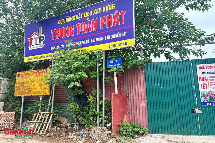 Phần lớn diện tích đất nằm tại ngõ 139 Phú Diễn đều đã được quây tôn kín mít, bên trong được sử dụng làm nơi tập kết lượng lớn đất đá, trạc thải hoặc kinh doanh vật liệu xây dựng.