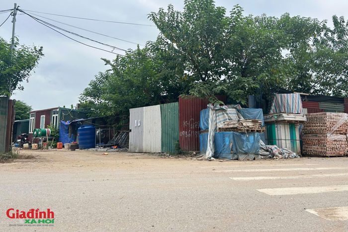 Nhiều xe tải chở rác thải, đất đá liên tục ra vào khu đất nằm trong ngõ 139 Phú Diễn để đổ thải, tập kết vật liệu xây dựng.