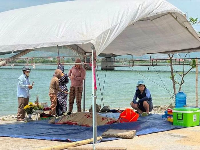 Thi thể nam thanh niên được tìm thấy dưới sông, cách khu vực đậu xe máy không xa. Ảnh: T.H.