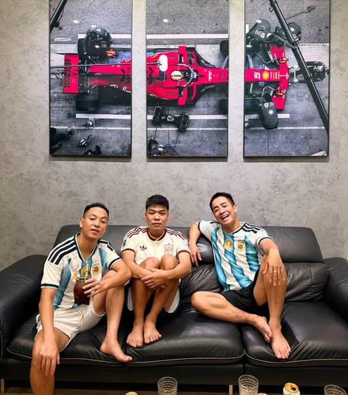 Bộ ba diễn viên Thái Dương - Trung Ruồi - Duy Nam háo hức chờ đón trận chung kết diễn ra hấp dẫn.