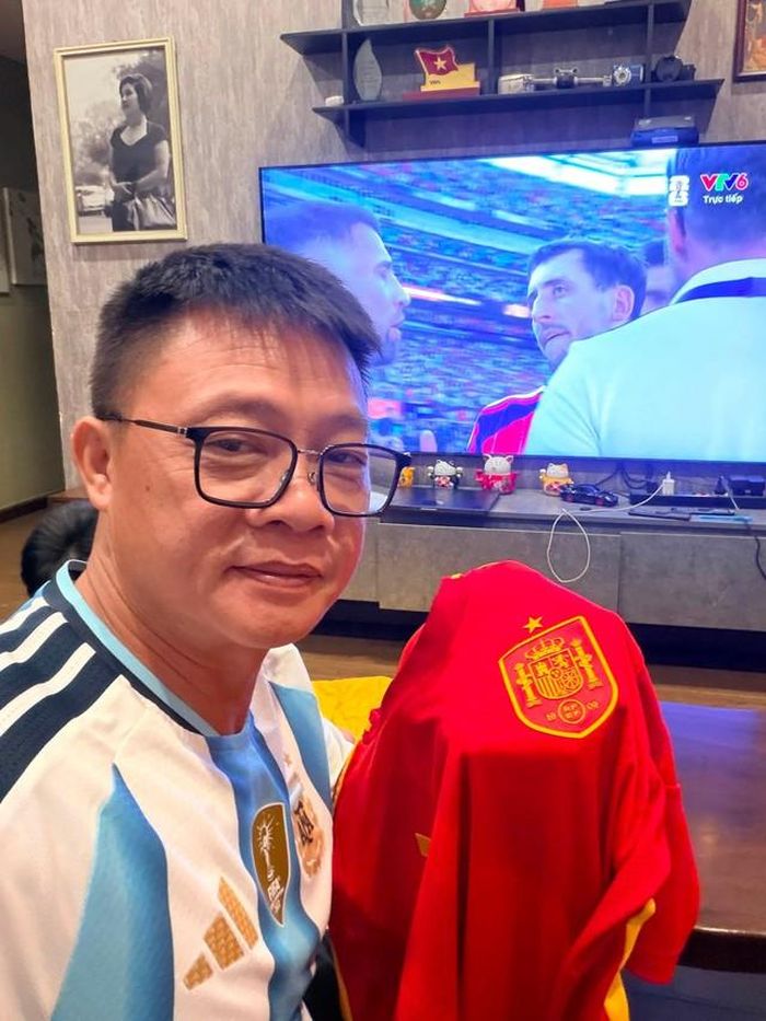 Trong nước, nhiều sao Việt chia sẻ hình ảnh cổ vũ, tâm trạng khi theo dõi trận chung kết World Cup 2026 quan màn ảnh nhỏ. MC Quang Minh ủng hộ Argentina nhưng cũng gửi lời chúc mừng tới đội tuyển Tây Ban Nha với chức vô địch đầy xứng đáng.