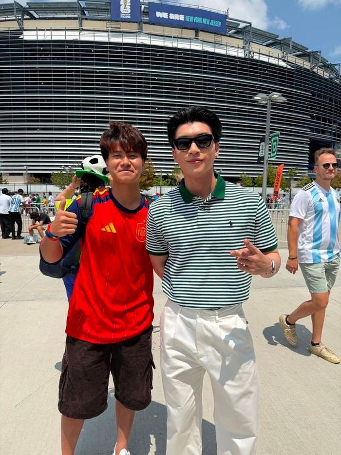 Ca sĩ HIEUTHUHAI chụp ảnh lưu niệm bên ngoài SVĐ diễn ra chung kết World Cup 2026.