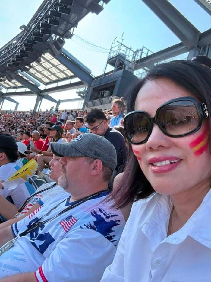 Mùa giải World Cup 2026, Phượng Hồng Kông cùng gia đình cổ vũ đội tuyển Tây Ban Nha bởi đây là quê hương thứ hai của con trai Ricardo. Trước đó, chị cũng đã đưa con trai tới Mỹ xem trận Tứ kết có sự góp mặt của đội tuyển Tây Ban Nha.