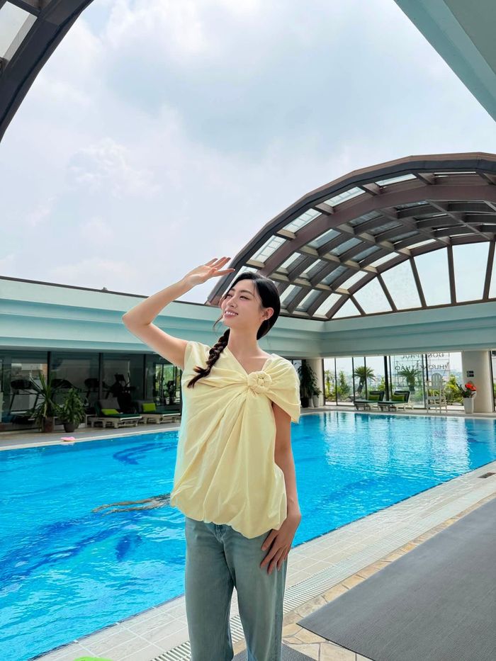 Dù diện trang phục đơn giản, Lương Thùy Linh vẫn nhận về những lời khen ngợi của độc giả với nhan sắc xinh tươi, cuốn hút.