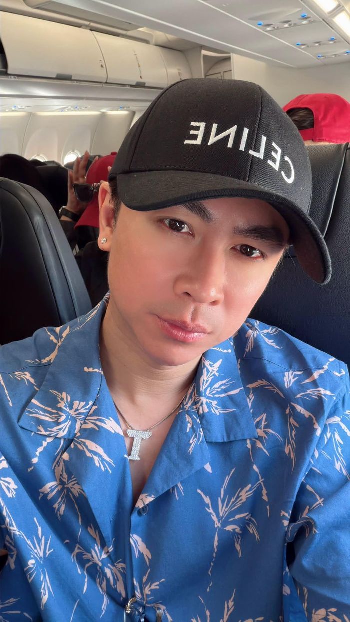 Ca sĩ Hồ Việt Trung chia sẻ hình ảnh trên đường tới Đà Nẵng để biểu diễn. Nam ca sĩ tiết lộ hiện tại sức khỏe đã ổn và cố gắng tới Đà Nẵng biểu diễn phục vụ khán giả.