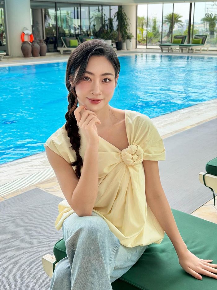 Lương Thùy Linh chia sẻ những hình ảnh thư thái tại một địa điểm nghỉ dưỡng.