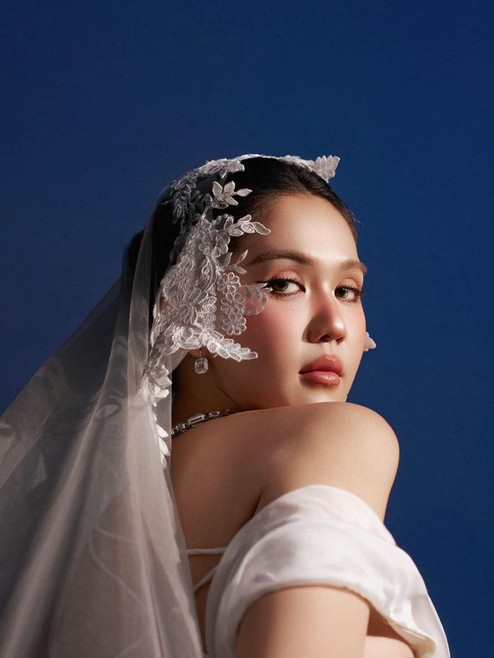 Người mẫu Ngọc Trinh thu hút ánh nhìn khi diện váy cưới 2 mảnh, khoe khéo đường cong cơ thể quyến rũ, xây dựng tạo hình nữ thần trong bộ hình này.