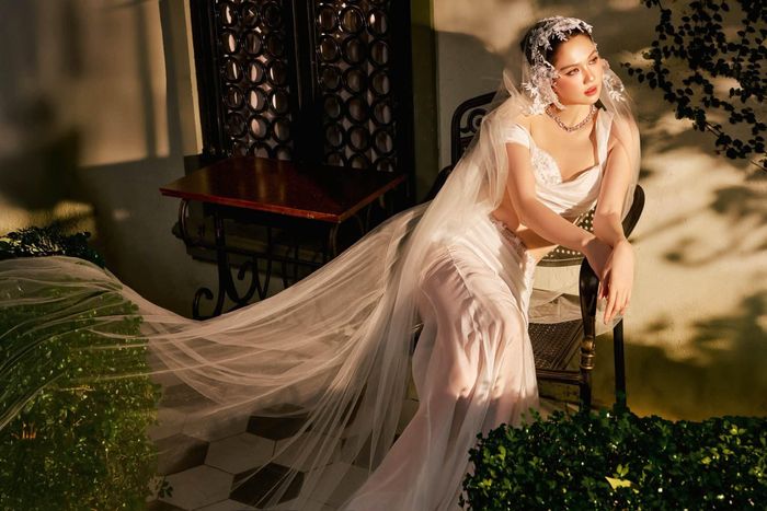 Ngọc Trinh đội voan dài, ghi điểm với hình ảnh cô dâu quyến rũ. Tạo hình váy cưới của Ngọc Trinh nhận về nhiều lời khen ngợi từ khán giả.