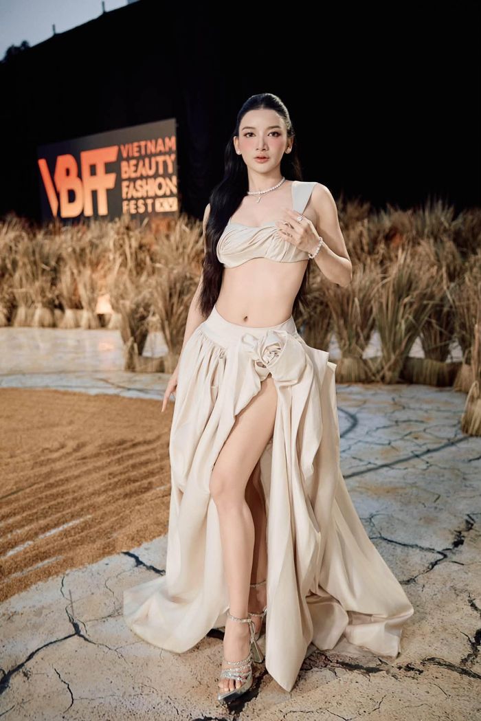 Mới đây, Á hậu Đinh Y Quyên đang gây bão mạng xã hội khi xuất hiện tại show thời trang VBFF thuộc khuôn khổ Miss Grand Vietnam 2026. Trên sàn diễn, người đẹp diện thiết kế chân váy xẻ cao, áo crop khoe vòng eo săn chắc cùng cơ bụng số 11 rõ nét. Video ghi lại màn catwalk của Đinh Y Quyên nhanh chóng thu hút hơn 2,2 triệu lượt xem trên TikTok.