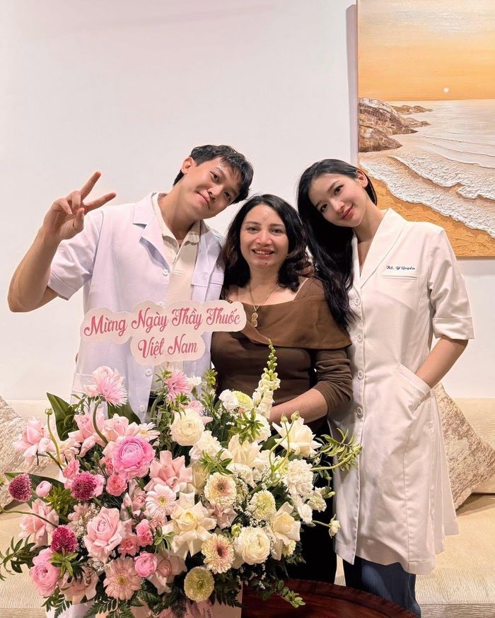 Đinh Y Quyên sinh năm 1997, quê Gia Lai, là người dân tộc H'rê, trong gia đình có bố và các chị em đều theo ngành Y. Hình ảnh người cha từng tận tụy khám, chữa bệnh cho người nghèo và đồng bào dân tộc thiểu số đã gieo trong 3 chị em Đinh Y Quyên khát vọng được tiếp nối nghề nghiệp, dùng kiến thức chuyên môn để chăm sóc sức khỏe và lan tỏa sự sẻ chia đến nhiều người hơn.