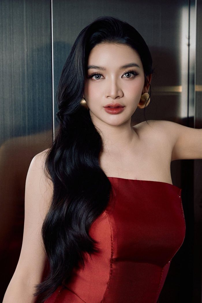 Sở hữu chiều cao 1m72 cùng nhan sắc hiện đại, cô giành danh hiệu Á hậu 3 Miss Grand Vietnam 2025. Trước khi nhận bằng BS.CKI da liễu tại Trường ĐH Y dược Cần Thơ, người đẹp đã tốt nghiệp ngành Y đa khoa thuộc Trường ĐH Tây Nguyên vào năm 2021 và có thời gian công tác tại Bệnh viện tỉnh Gia Lai.