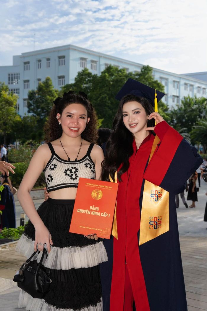 Không chỉ ghi dấu ấn với nhan sắc nổi bật, Á hậu 3 Hoa hậu Hòa bình Việt Nam 2025 Đinh Y Quyên còn gây ấn tượng bởi thành tích học tập đáng nể. Mới đây, người đẹp vừa chia sẻ có mẹ và chị gái chứng kiến khoảnh khắc nhận bằng tốt nghiệp BS.CKI da liễu tại Trường ĐH Y dược Cần Thơ.