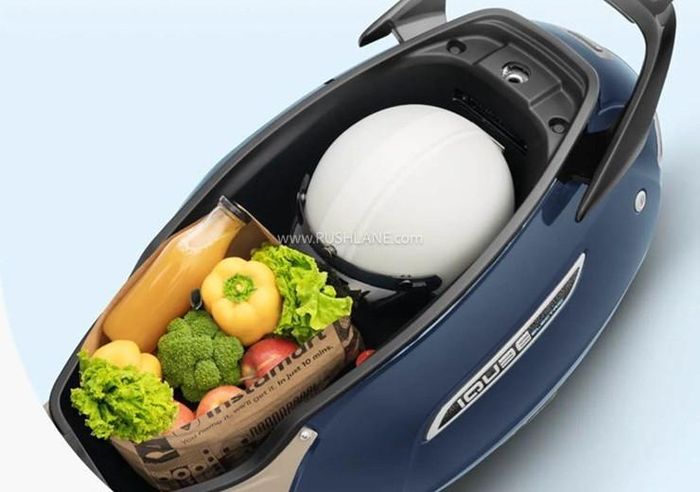 Cốp 32 lít, hỗ trợ số lùi và hơn 118 tính năng kết nối