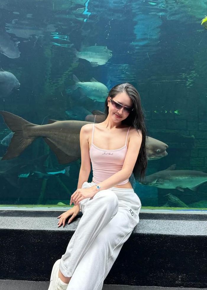 Thời gian gần đây, Á hậu Bùi Khánh Linh thường xuyên cập nhật hình ảnh đời thường, du lịch và công việc trên mạng xã hội. Mỗi lần xuất hiện, Á hậu Bùi Khánh Linh đều nhận được sự quan tâm nhờ phong cách thời trang ngày càng đa dạng và nhan sắc ngày càng thăng hạng.